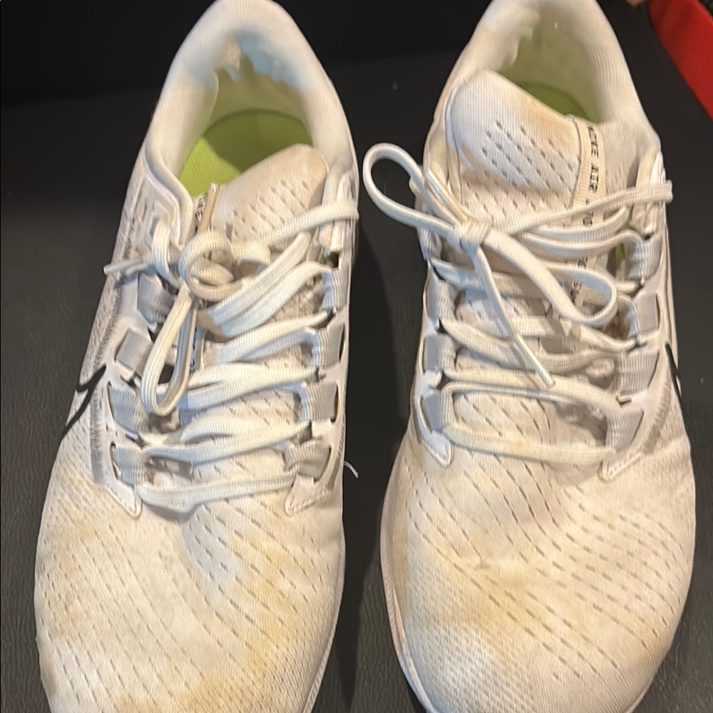 White Athletic Sneakers Nike zoom